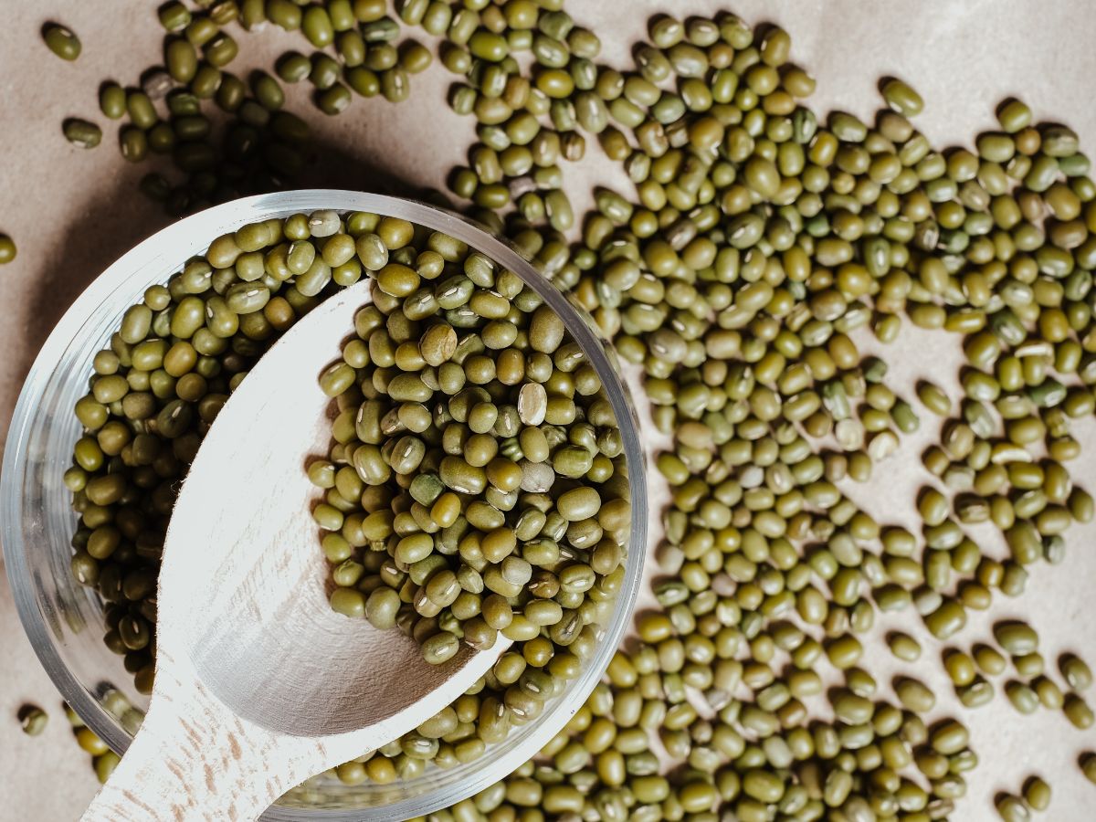 4. Memakai Masker Kacang Hijau
