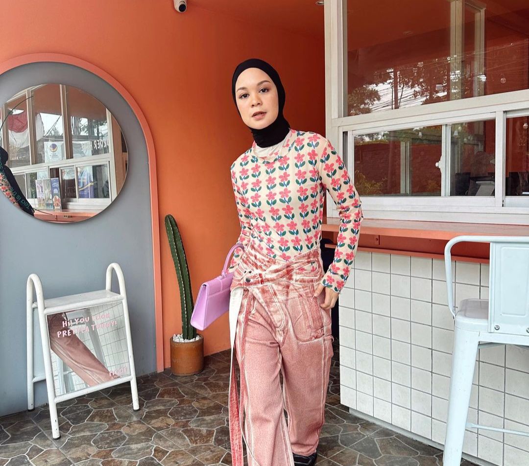 Gaya Edgy Hanya Bermodalkan Fit Shirt dan Celana Panjang ala Tantri Namirah