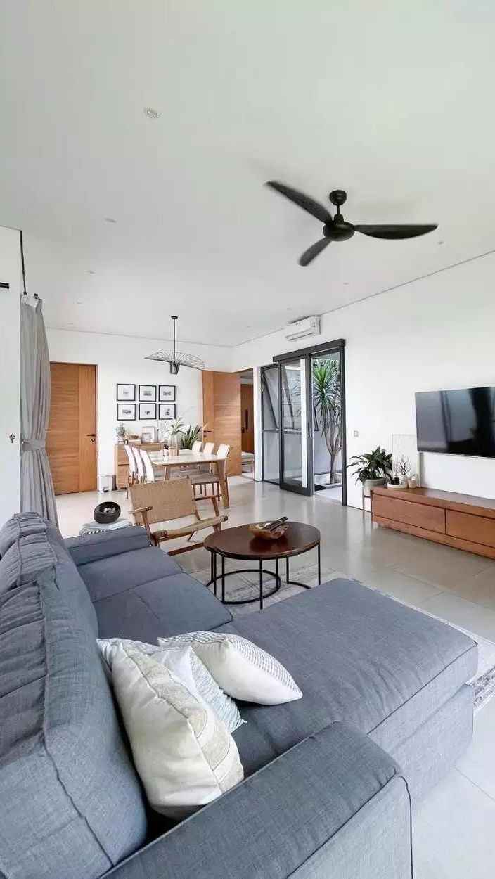 Penampakan area ruang TV yang luas dan elegan.