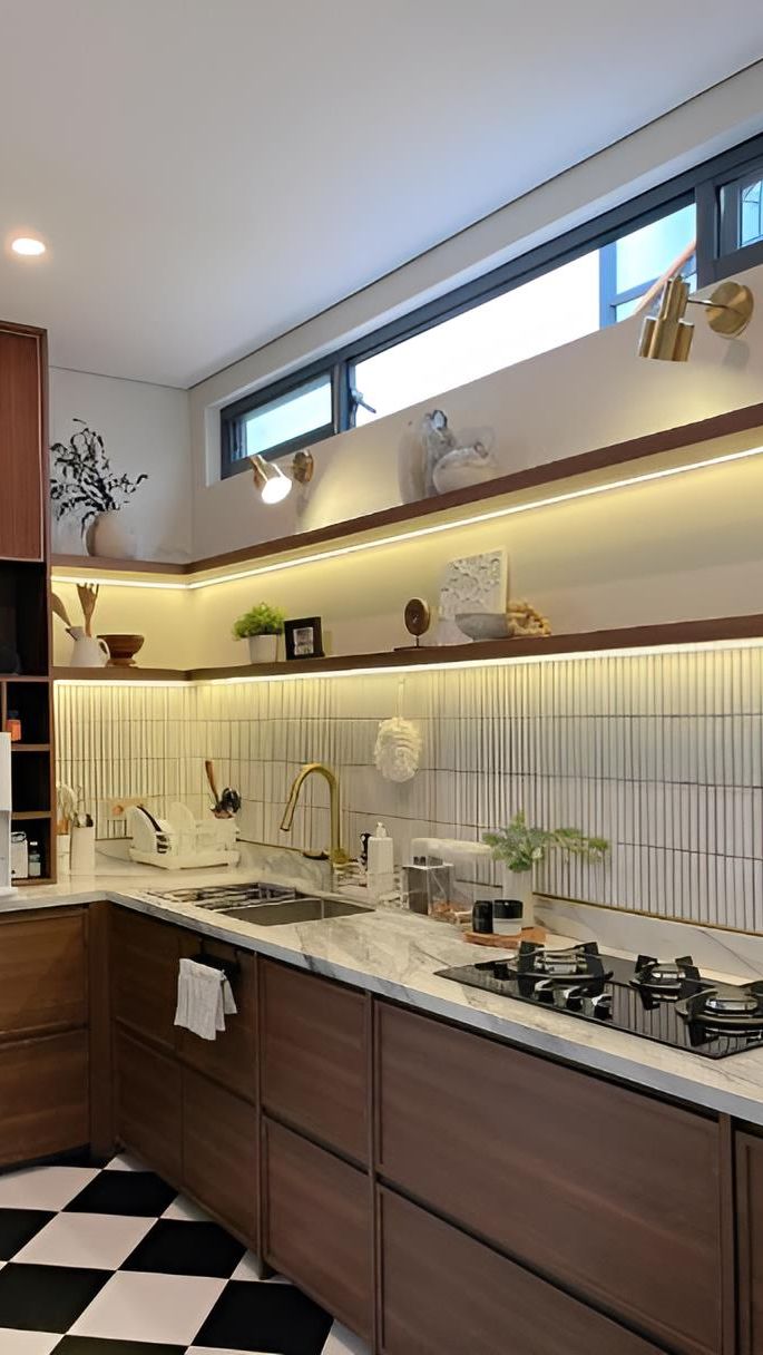 Penggunaan ambalan agar tidak terkesan menyimpan banyak barang. Dapur pun tampak luas dan 'ringan'.