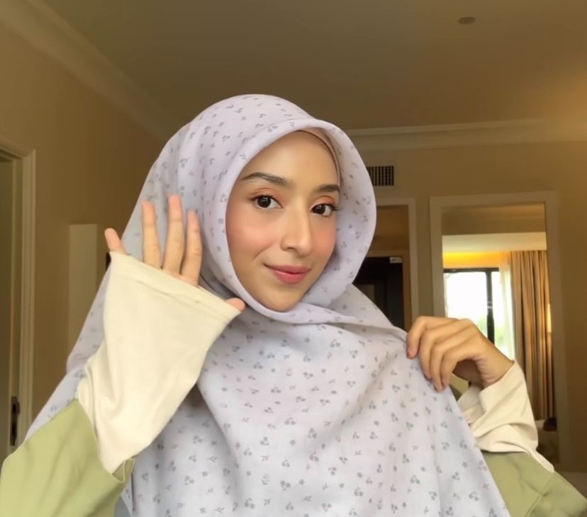 'Sat Set' Banget, Tutorial Hijab Anggun Menutup Dada