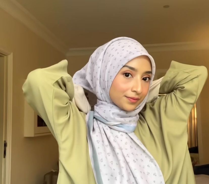 'Sat Set' Banget, Tutorial Hijab Anggun Menutup Dada
