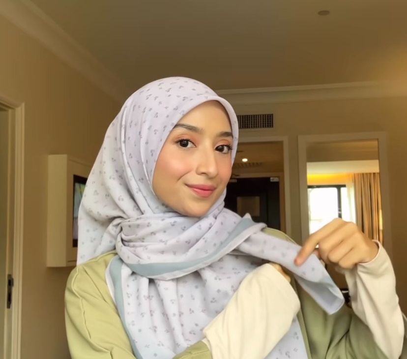 'Sat Set' Banget, Tutorial Hijab Anggun Menutup Dada