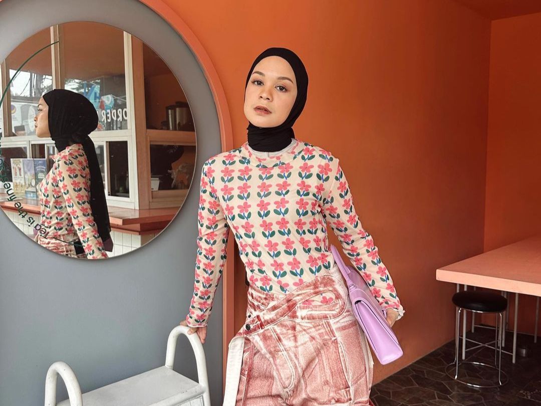 Gaya Edgy Hanya Bermodalkan Fit Shirt dan Celana Panjang ala Tantri Namirah