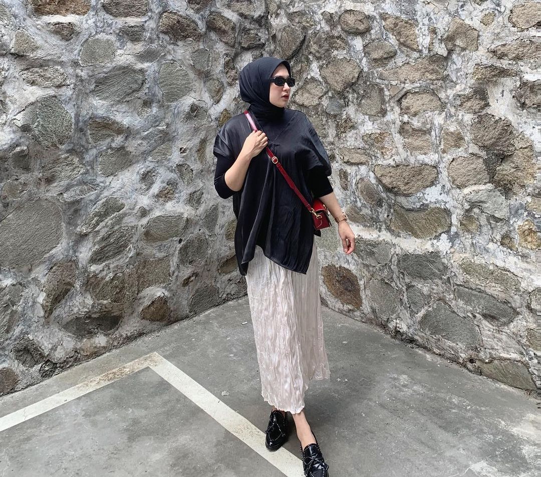 Layering dengan Vest, Tampilan Kaus Auto Naik Kelas