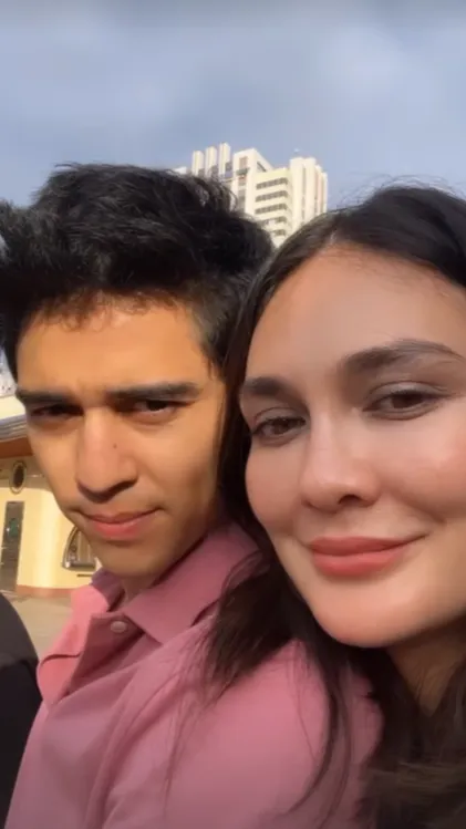 Luna Maya terlihat bahagia bisa liburan bersama sang kekasih.
