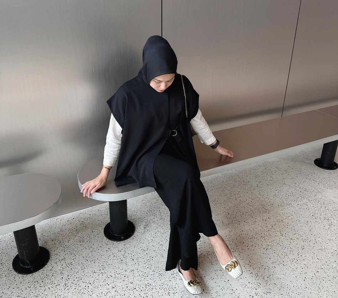 Layering dengan Vest, Tampilan Kaus Auto Naik Kelas