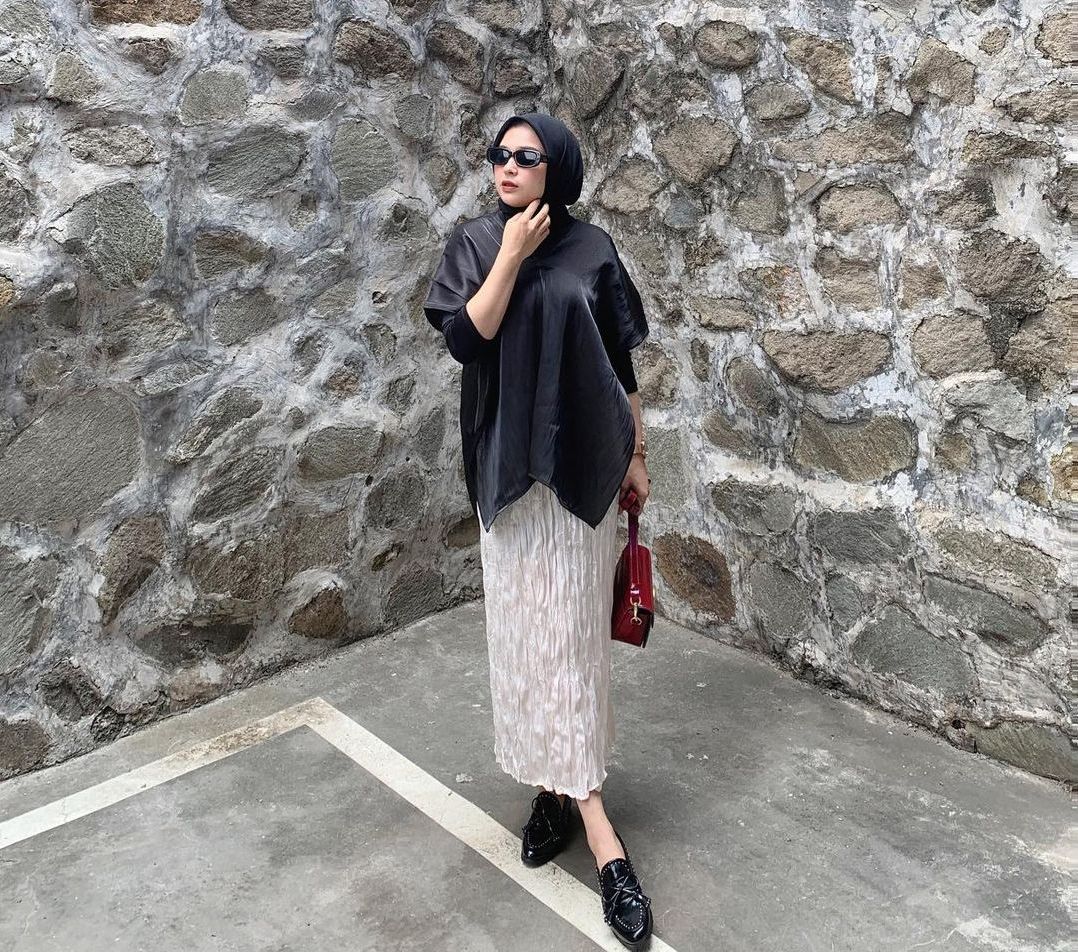 Layering dengan Vest, Tampilan Kaus Auto Naik Kelas