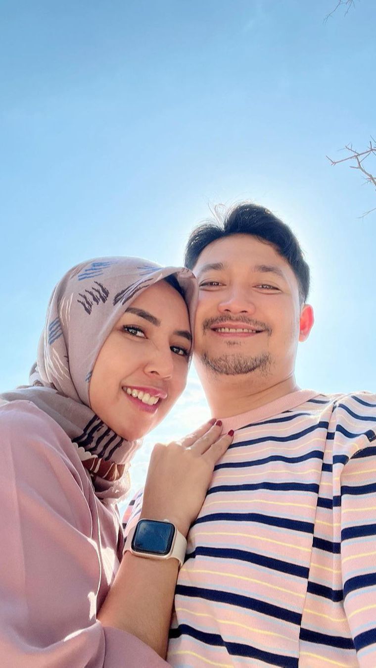 Makin Mesra! Potret Angga Wijaya Bareng Istri yang Lagi Bangun Rumah Baru