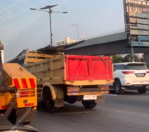 Ngeri! Fortuner Tertimpa Besi Muatan Truk di Tol, Mirip Adegan Film Final Destination
