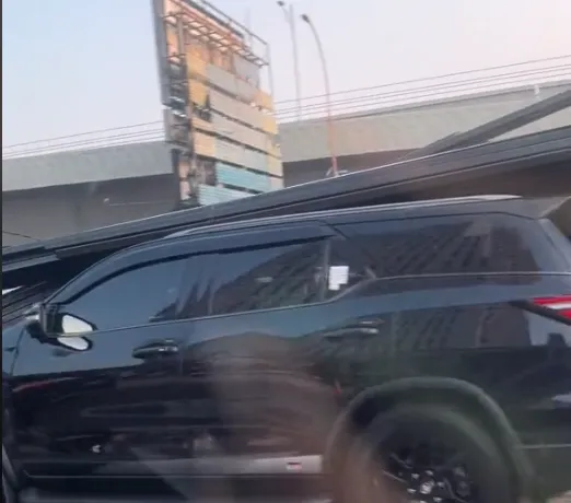 Ngeri! Fortuner Tertimpa Besi Muatan Truk di Tol, Mirip Adegan Film Final Destination