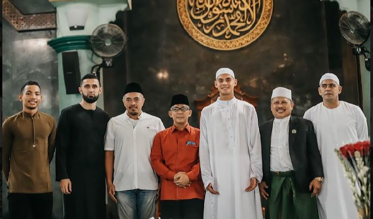 "Ash-hadu an la ilaha illa Allah, Wa ash-hadu anna Muhammadan Rasulu-Allah,"
