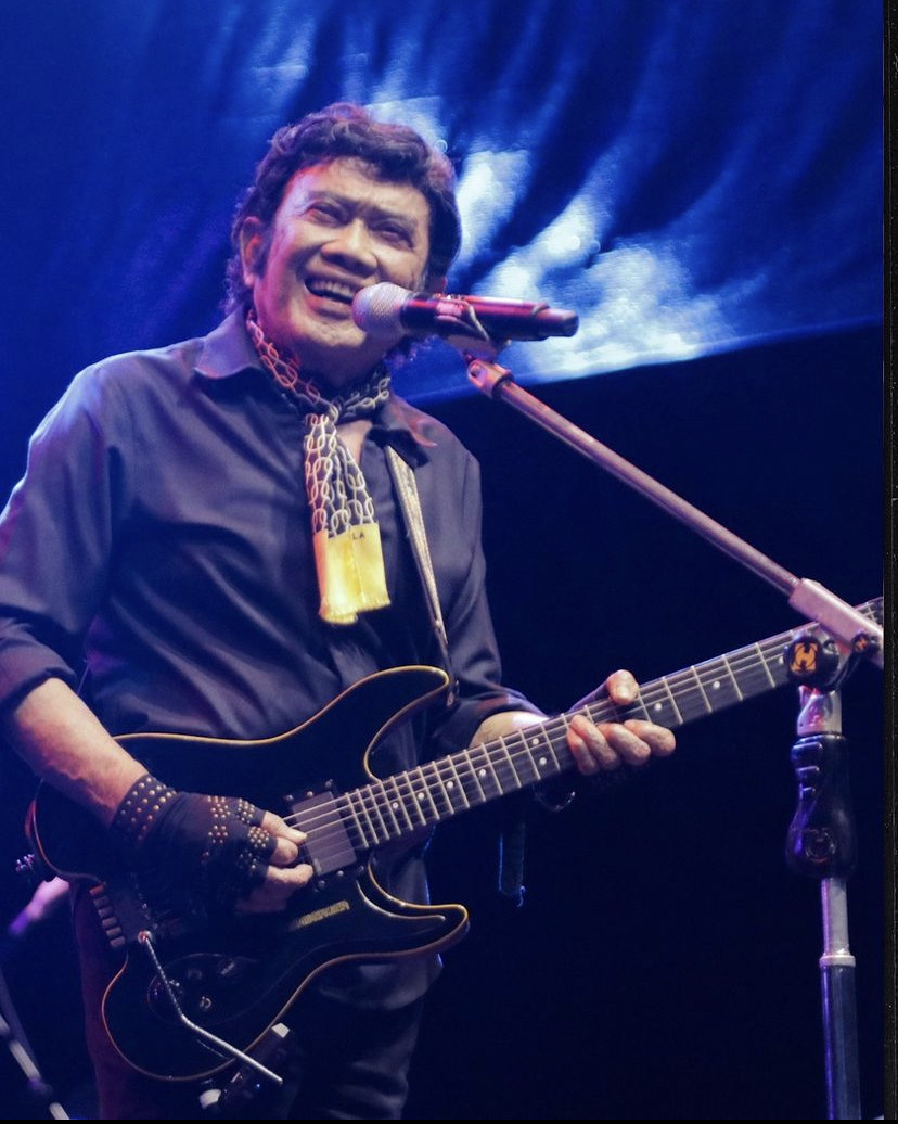 Kini Berusia 76 Tahun, 8 Foto Rhoma Irama Yang Masih Aktif Manggung Off Air