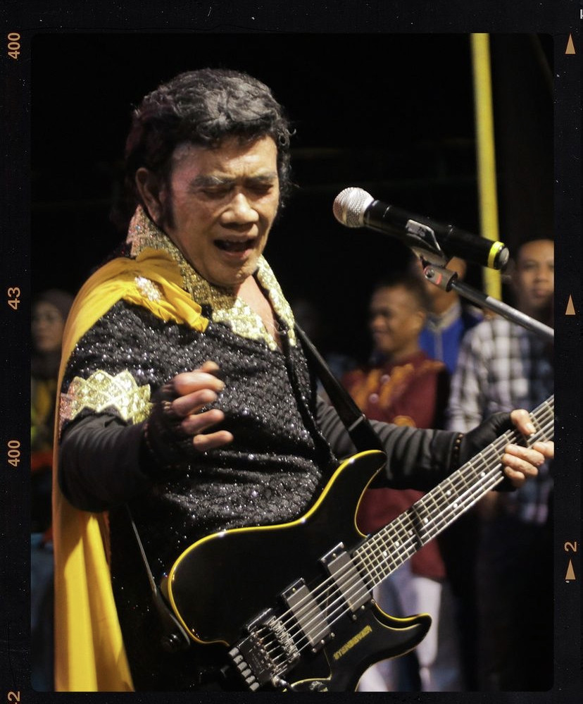 Mencintai Gitar Tanpa Kepala