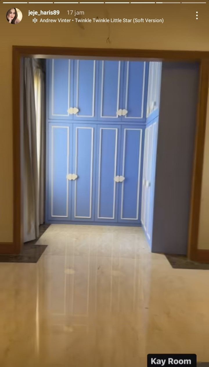 Penampakan Kamar baby Kay yang dominan warna putih dan biru.