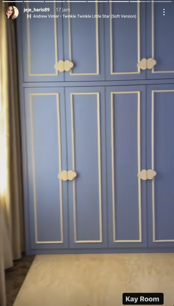Ada sebuah lemari besar banget yang berwarna biru muda senada dengan benda-benda di sekitarnya.