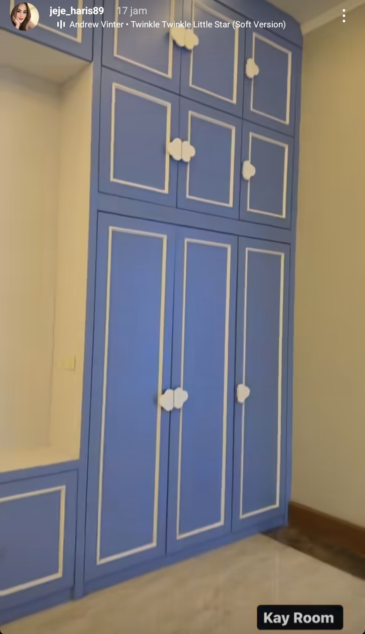 Lemari yang terdiri dari banyak pintu ini seakan seperti kamar pangeran.