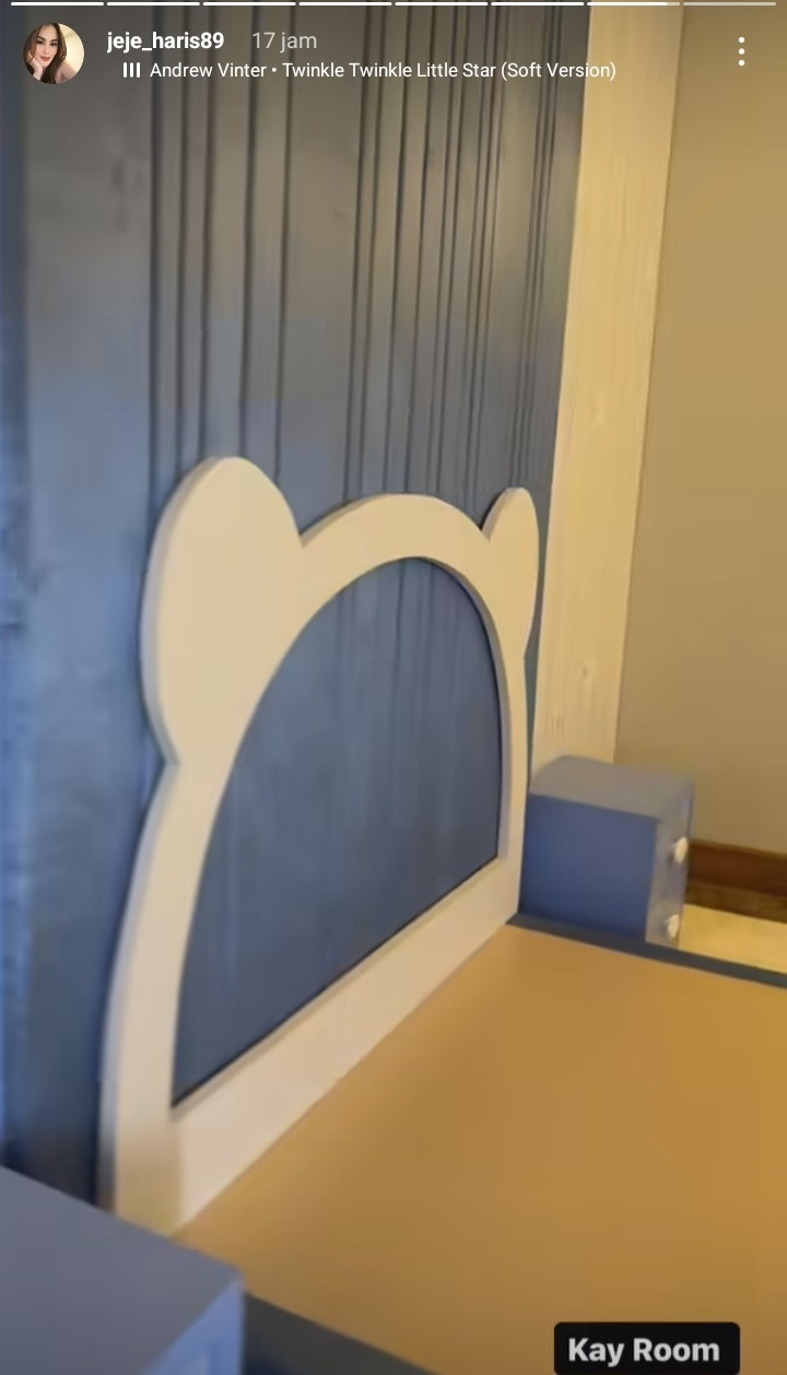 Kasur Kay pun akan sangat keren dengan headboard bentuk telinnga hewan.