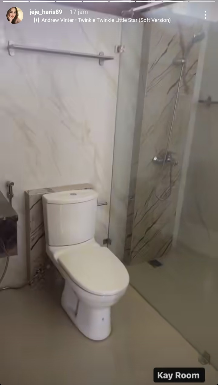 Kamar ini punya kamar mandi dalam kamar yang didominasi warna putih