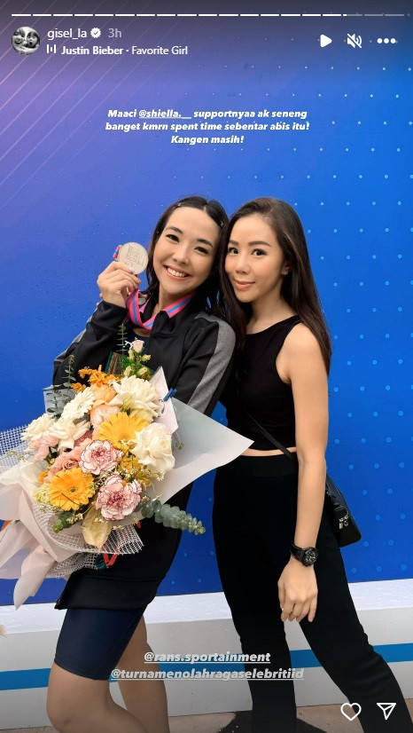 Meski tak jadi juara pertama, senyum bahagia tetap terpancar dari wajah Gisel.