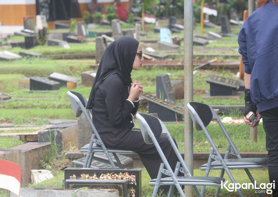 Sepanjang proses ekshumasi berlangsung, Tamara terus berdoa dan sesekali mengusap air mata. Ia tidak bisa menahan tangisannya di makam sang putra.