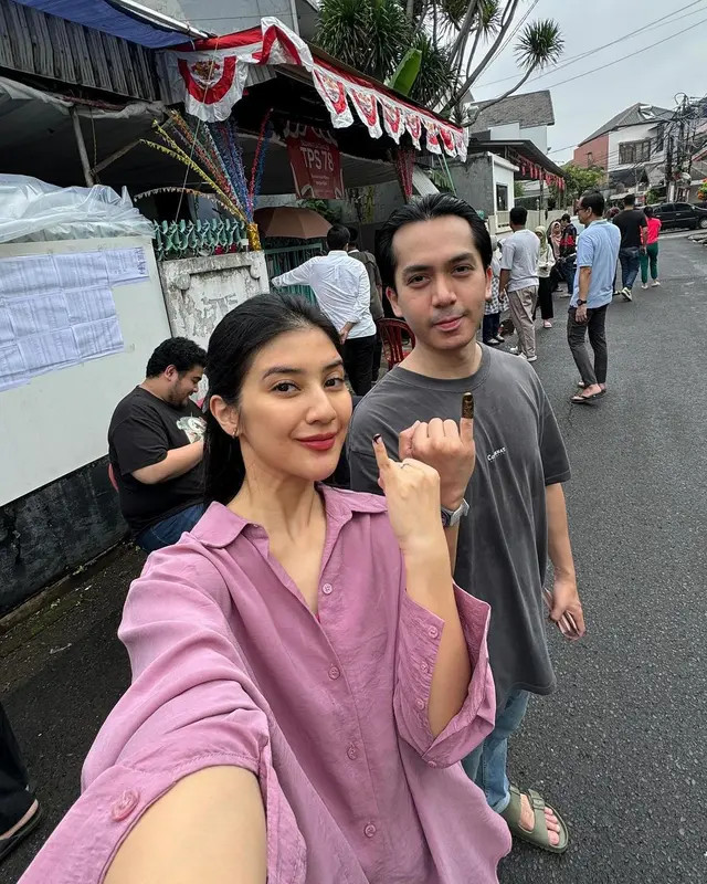 Fita Anggriani ikut merayakan pesta demokrasi dengan mengenakan kemeja warna dusty pink
