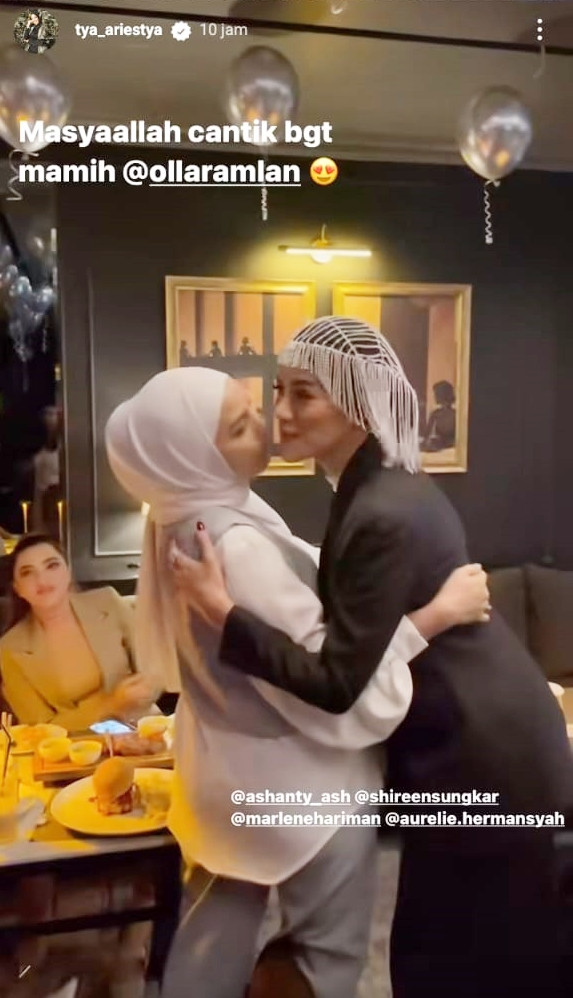 Tya Ariestya hadir dengan busana serba putih.