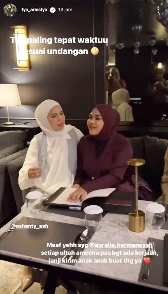 Sementara Aurel tampil cantik dalam balutan setelan warna ungu gelap.
