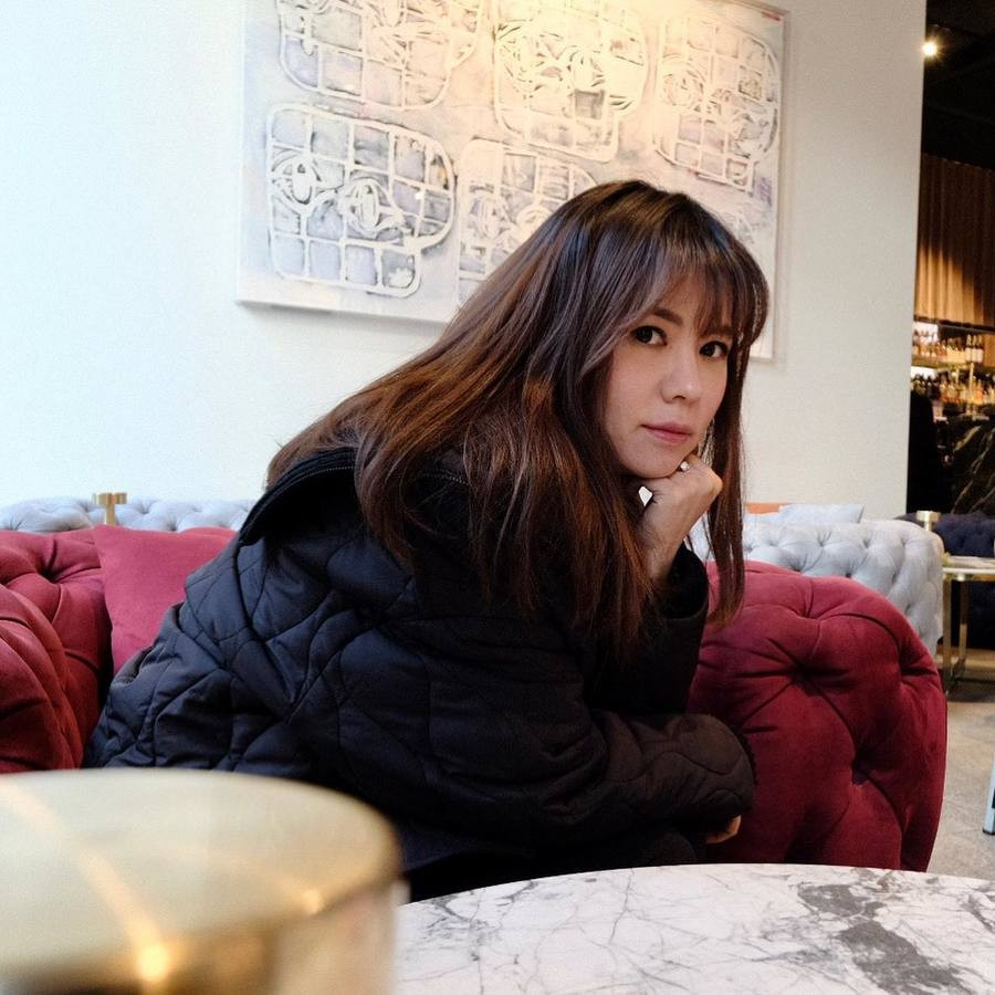 Di usia hampir 40 tahun, Julie memiliki anak sulung yang parasnya mirip dengannya.