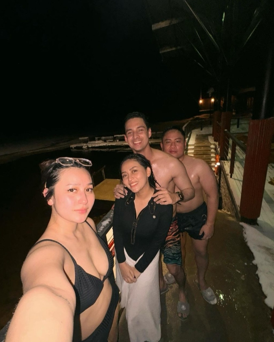 Rachel Vennya berani tampil terbuka di tengah cuaca dingin, namun dia tak memungkiri merasa menggigil. Dia pun tak lama-lama mengenakan swimsuit.