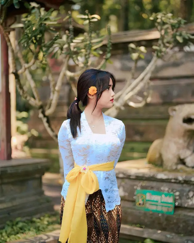 Fuji An mirip boneka dengan balutan kebaya Bali putih tanpa payet