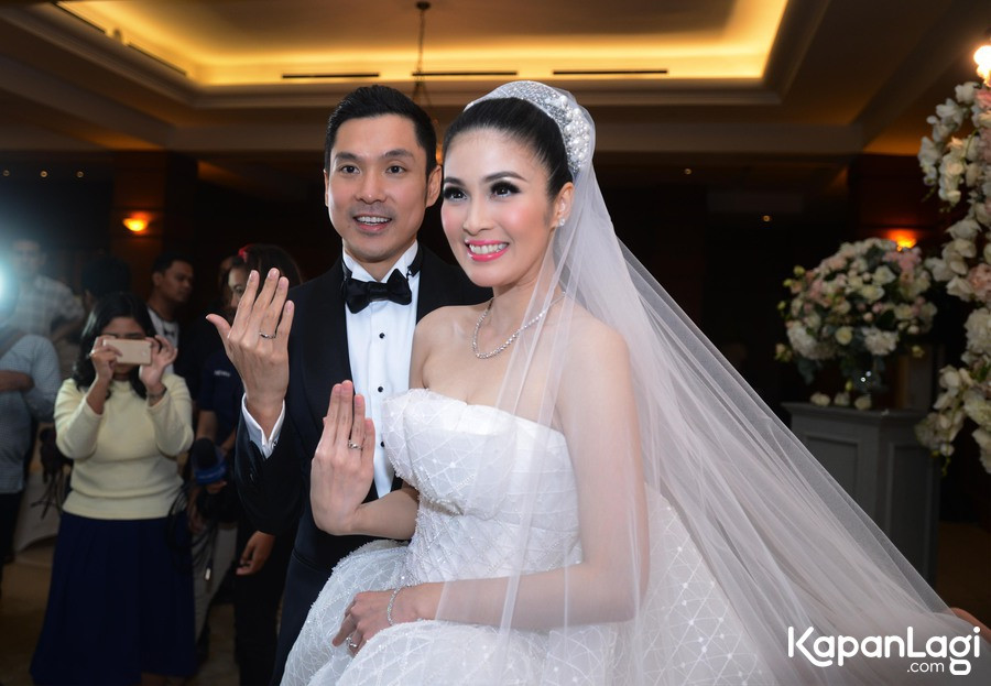Pernikahannya dengan Harvey pada 2006 begitu heboh karena digelar di disneyland.