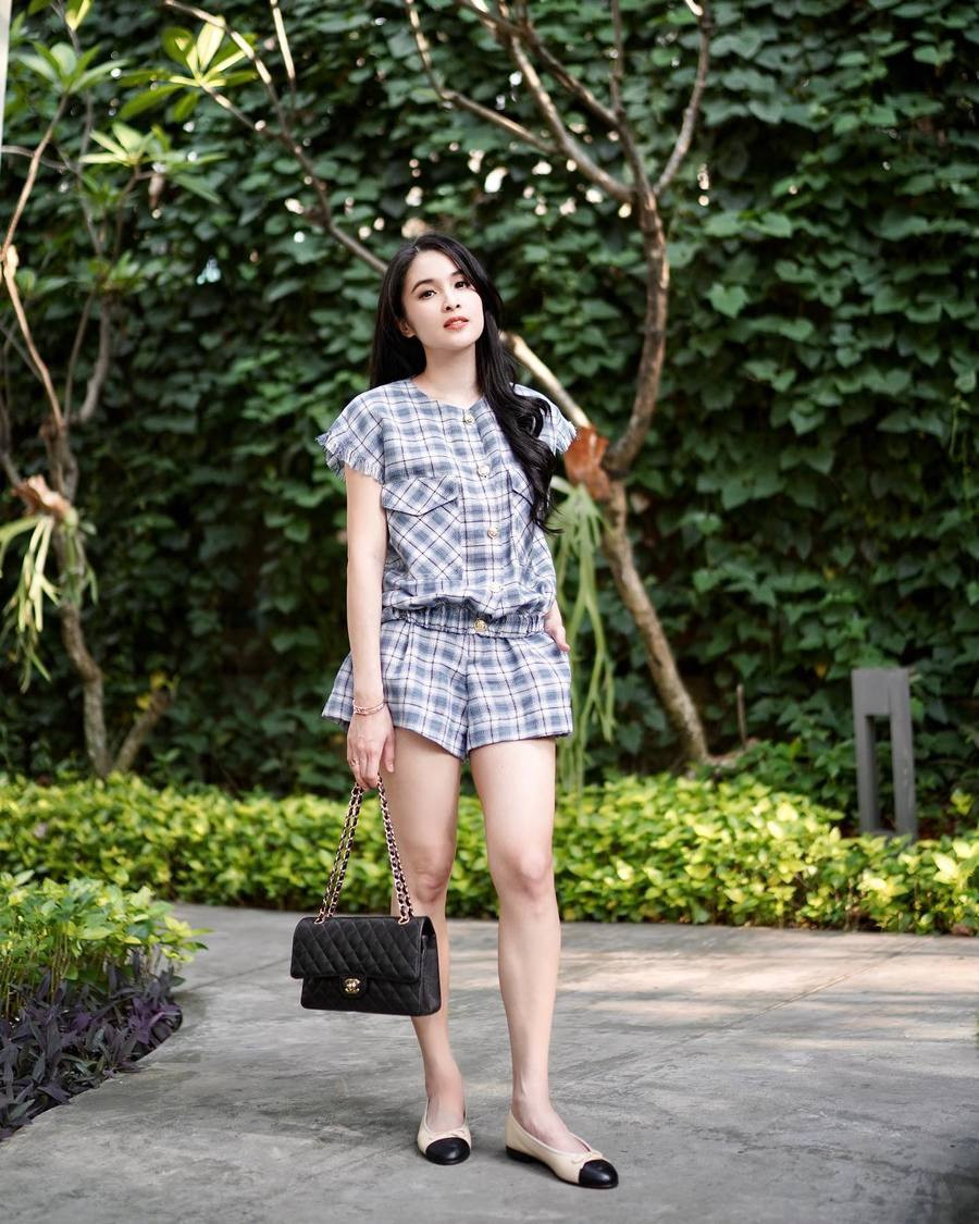 Sandra pun dijuluki vampire lantaran tak pernah menua meski sudah kepala empat.