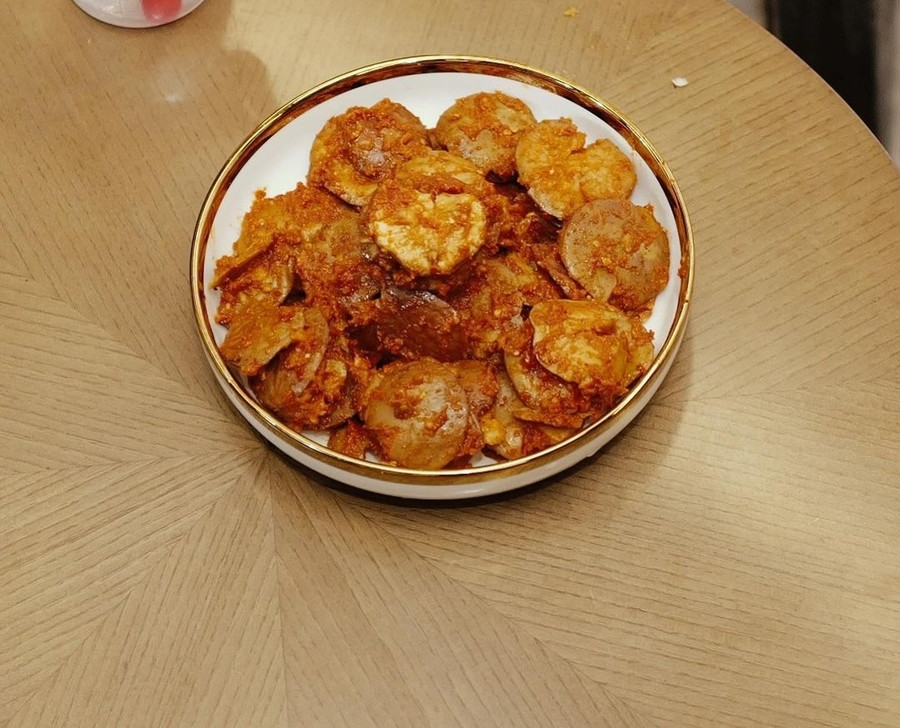 Jengkol menjadi menu utama pada perayaan anniversary ke-3 Aurel dan Atta. Tinggal menambahkan nasi, lauk ini dijamin bikin nambah.