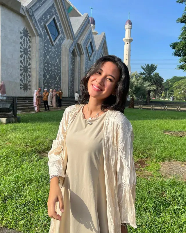 Shenina Cinnamon kenakan baju shimmer sebagai outer yang dipadukan midi dress polos warna cokelat