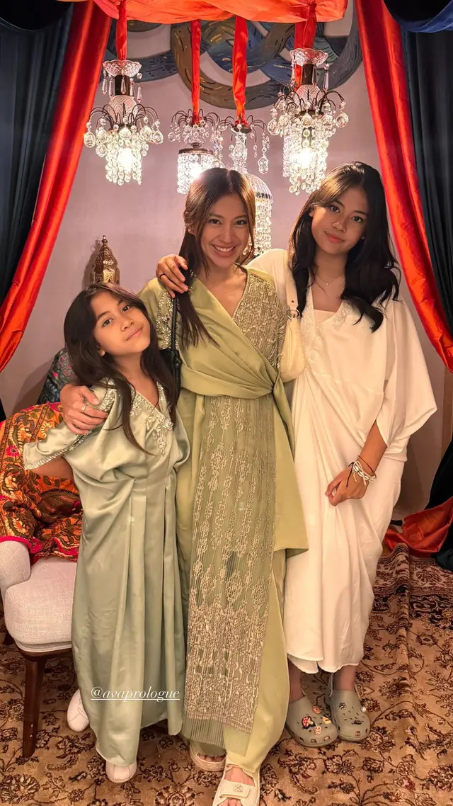 Tyna Dwi Jayanti bersama kedua putrinya kompak kenakan baju shimmer model kaftan.