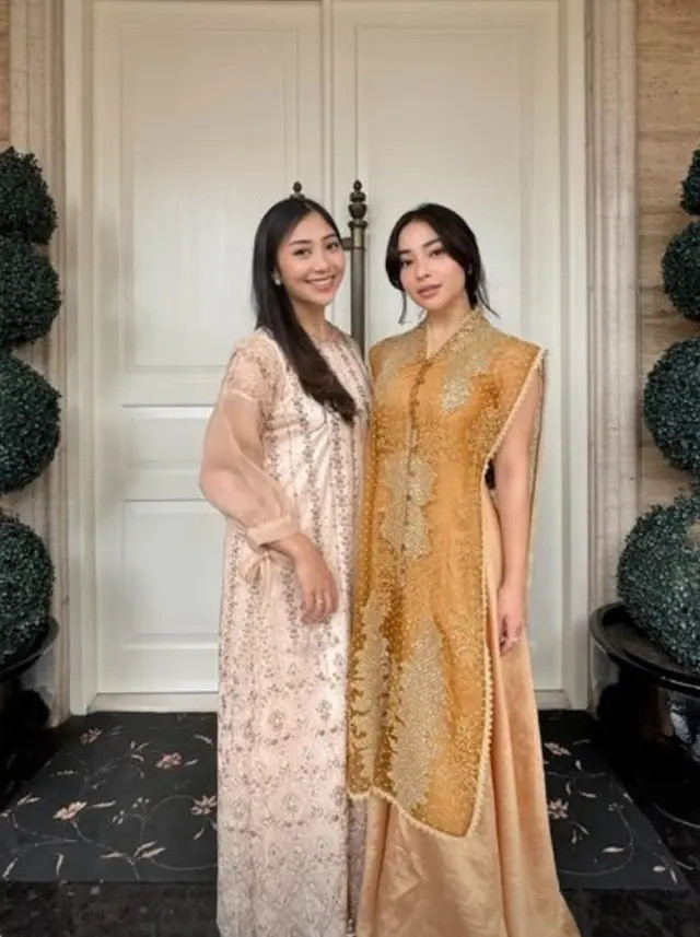 Nikita Willy tampil mewah dengan rok shimmer dan vest renda orange di hari Lebaran.