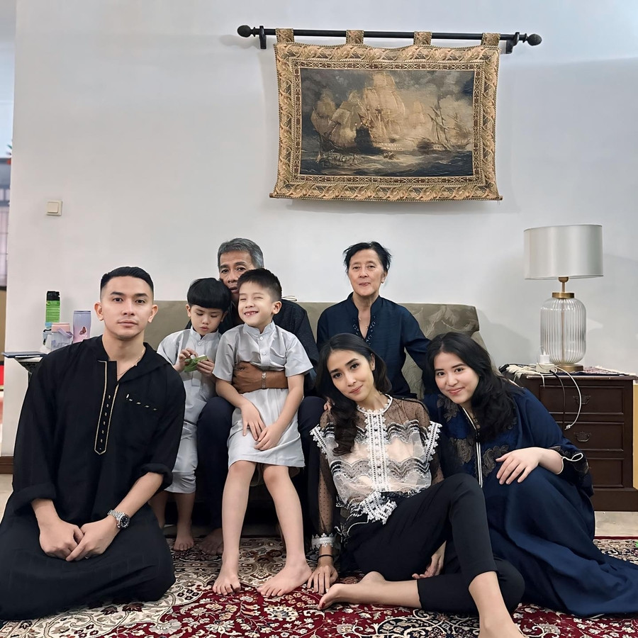 Sosoknya viral usai menjual baju-baju bekas milik mendiang Stevi.
