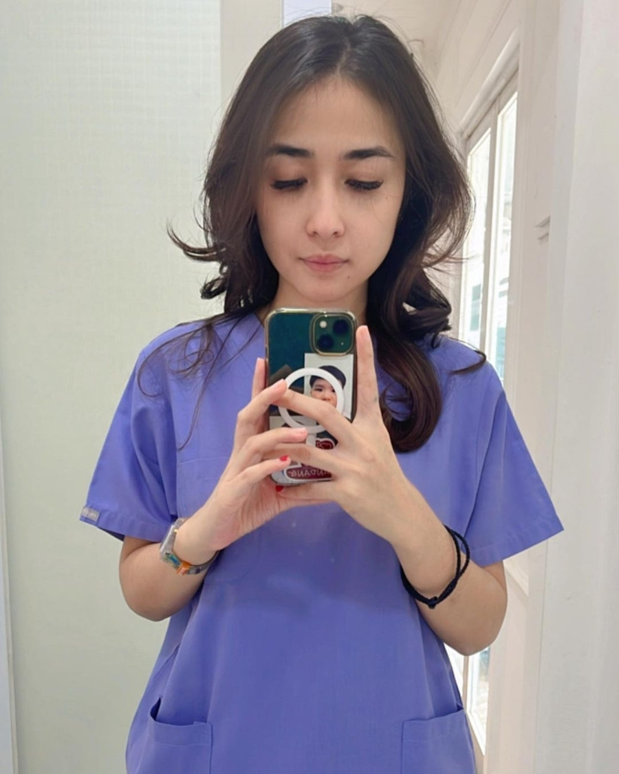 Amanda menjual baju-baju milik Stevi yang harganya mencapai jutaan rupiah.