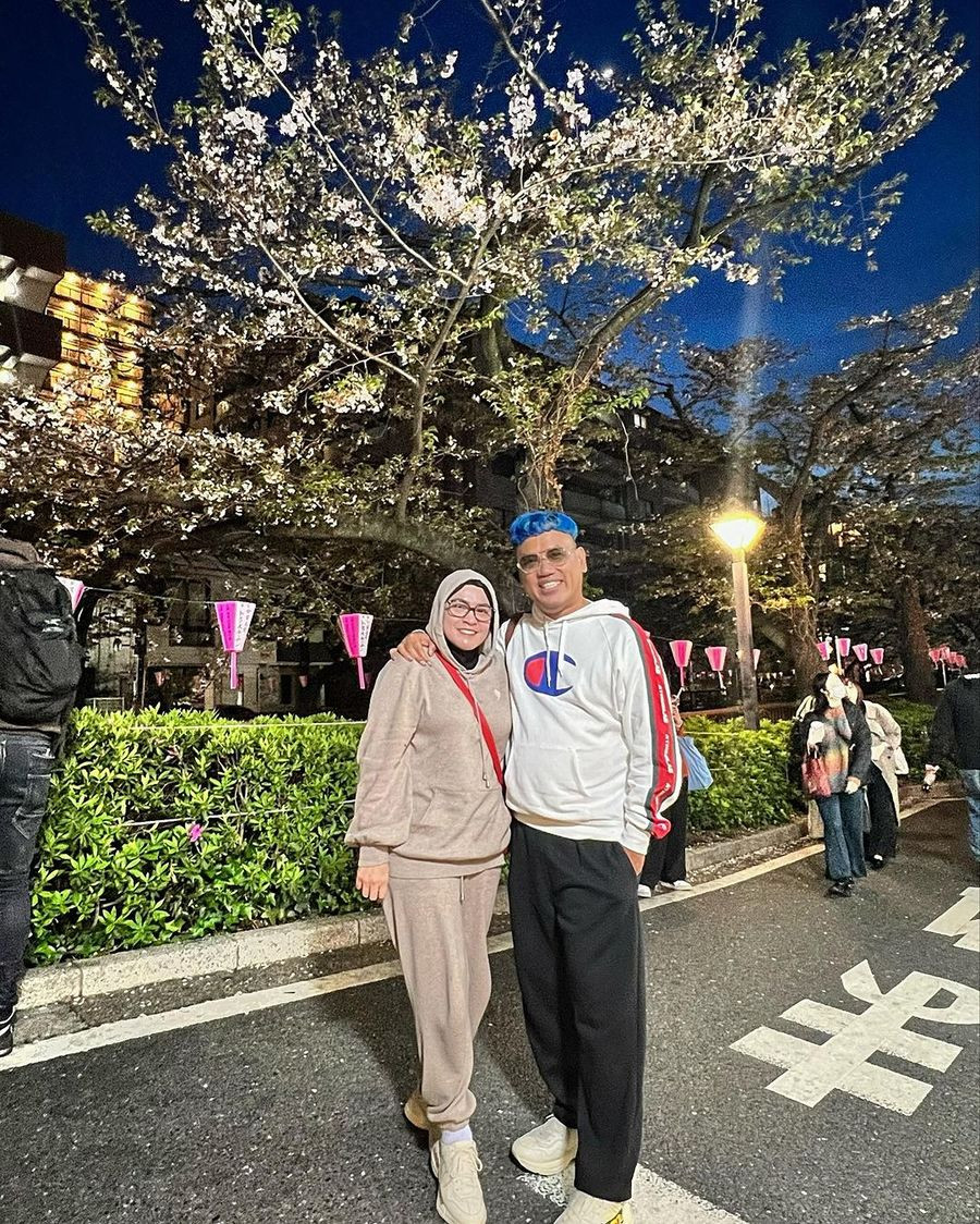 Sebelum ke Amerika nyusul anak-anak, Uya Kuya dan sang istri mampir di Jepang.