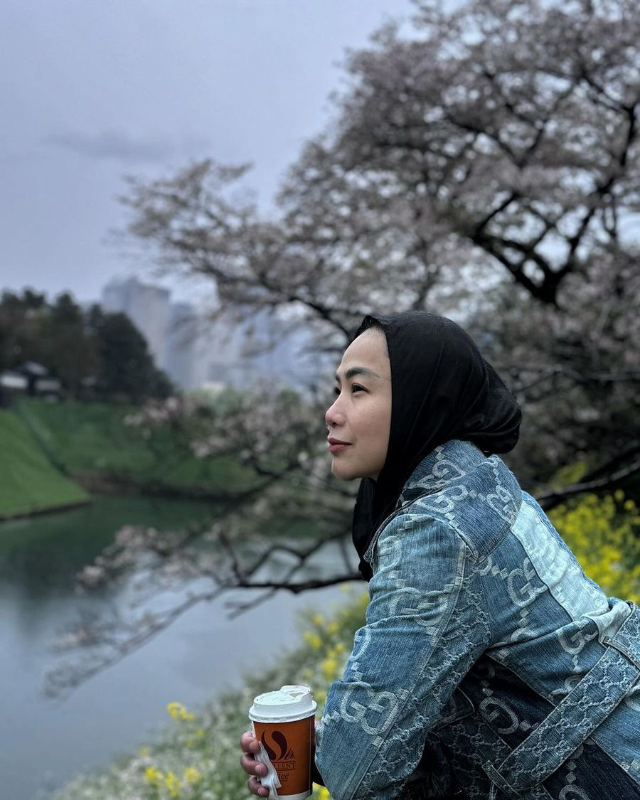 Feni Rose juga tak ketinggalan liburan ke negeri Sakura.