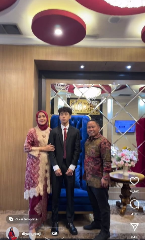 Hal itu lantaran ia memiliki paras yang tampan.