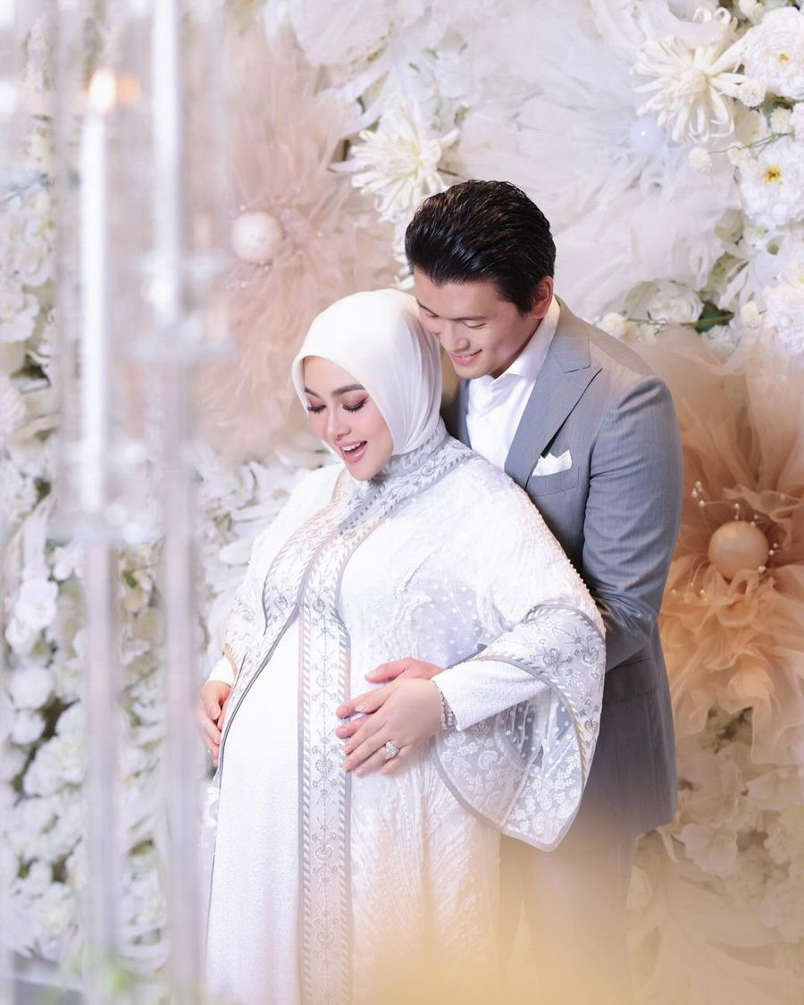 Syahrini akhirnya mengumumkan kehamilan anak pertamanya.