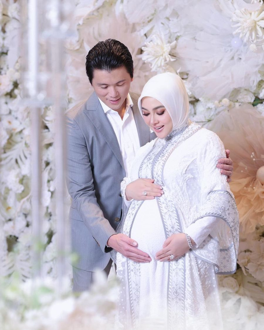 Anak tersebut merupakan penantian Syahrini setelah 5 tahun menikah dengan Reino Barack