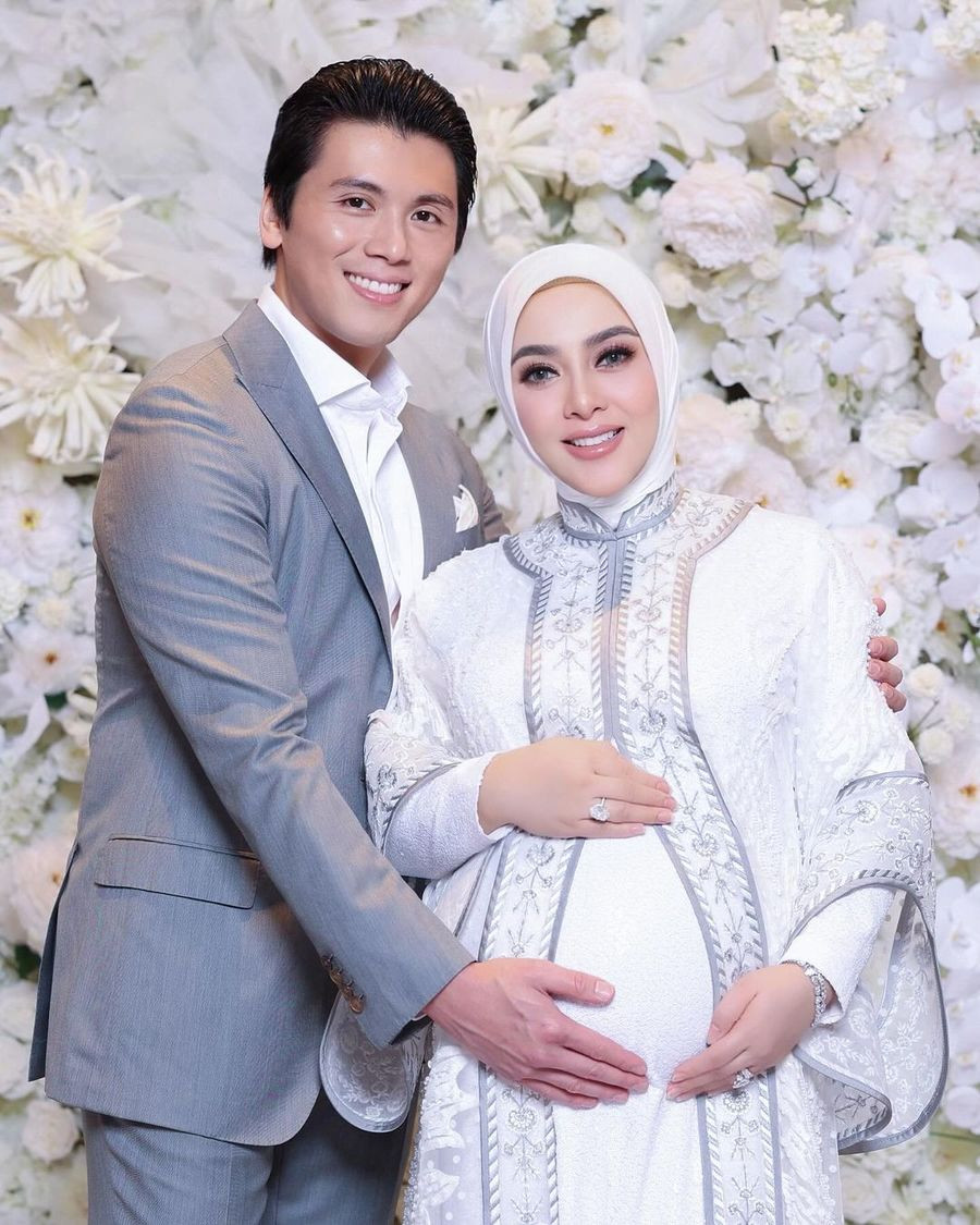Reino yang tampil gagah dengan jas abu-abu tampak begitu bahagia.