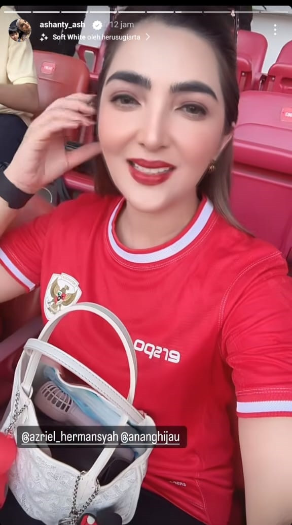 Ashanty menyaksikan Arsya, putranya yang terpilih menjadi salah satu anak yang digandeng pemain saat memasuki lapangan.