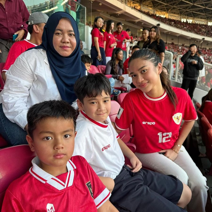 Azizah Salsha terpantau duduk bersama Rafathar dan anak Nia Ramadhani Magika.
