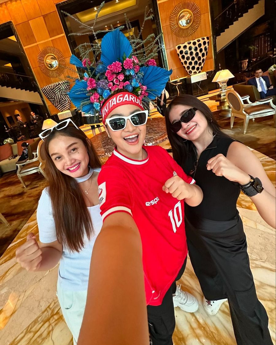 Fitri Carlina nonton Timnas sembari menyanyikan yel-yel.