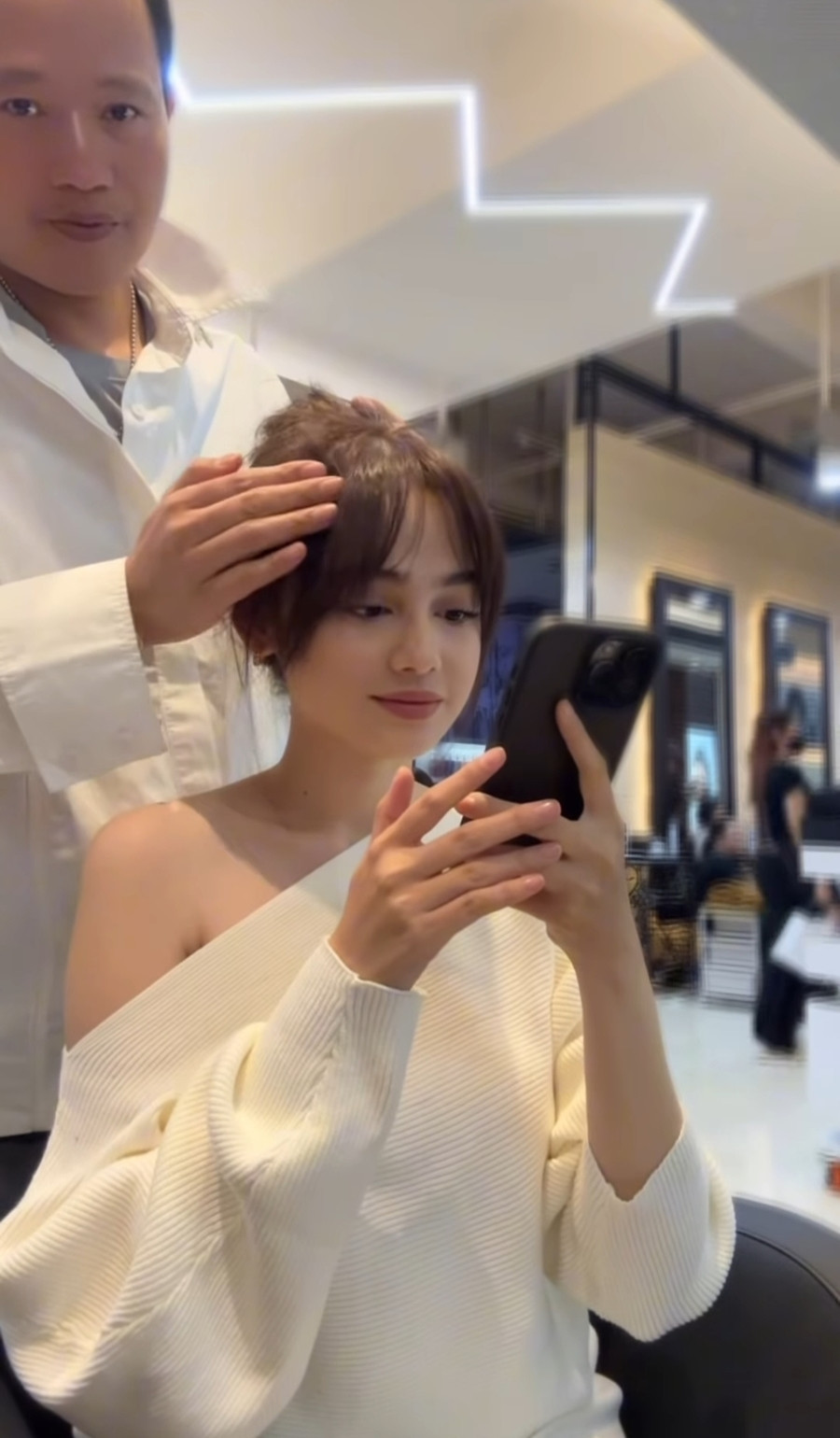 Syifa yang biasanya tampil dengan rambut panjangnya, kini Ia memilih penampilan baru yang lebih fresh.