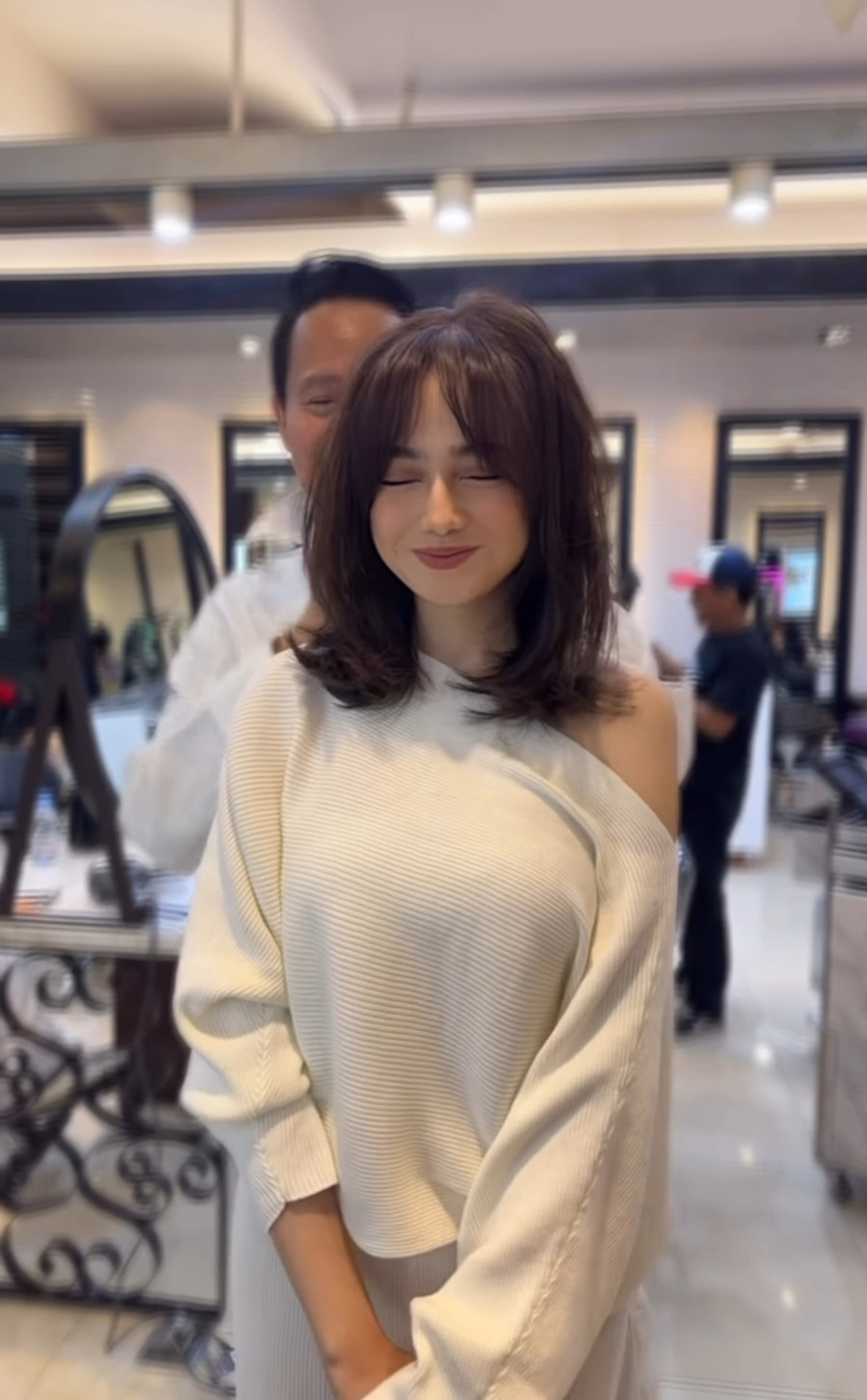 Mereka juga mengatakan paras Syifa semakin mirip barbie hidup dengan potongan rambut tersebut.